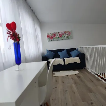 Апартаменты Nahe Airport Ber Adlershof Maisonettewohnung